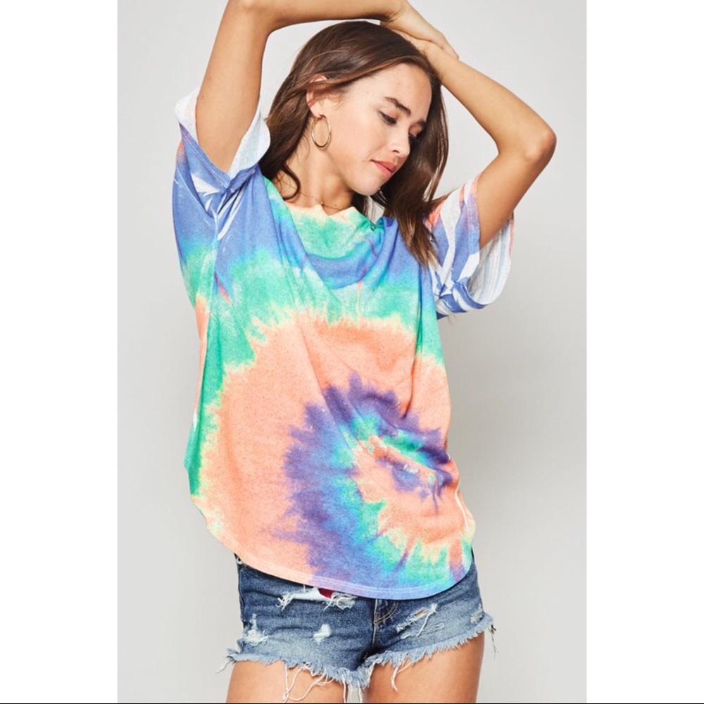 🆕5⭐️BEST SELLER Tie Dye Dolphin Hem Tee - Picture 4 of 7